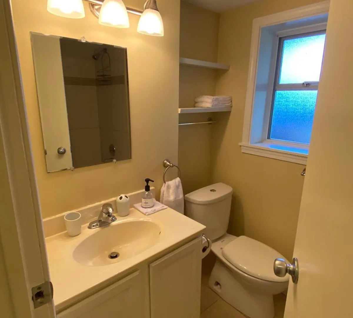 דירה ויקטוריה Ravens Nest Cozy Lower One Bedroom Suite קנדה