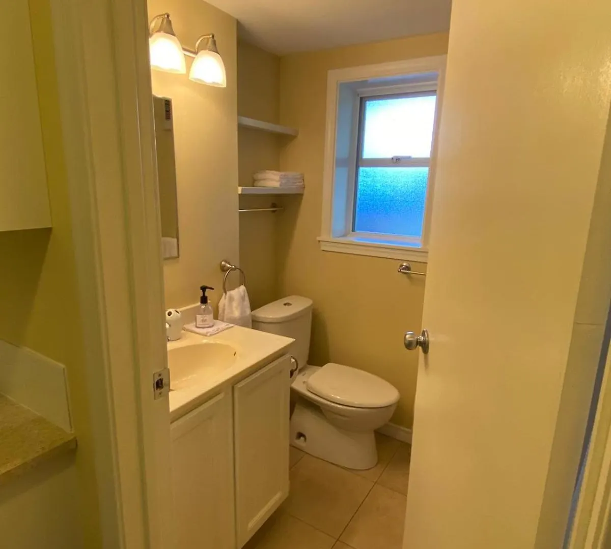 ויקטוריה Ravens Nest Cozy Lower One Bedroom Suite דירה