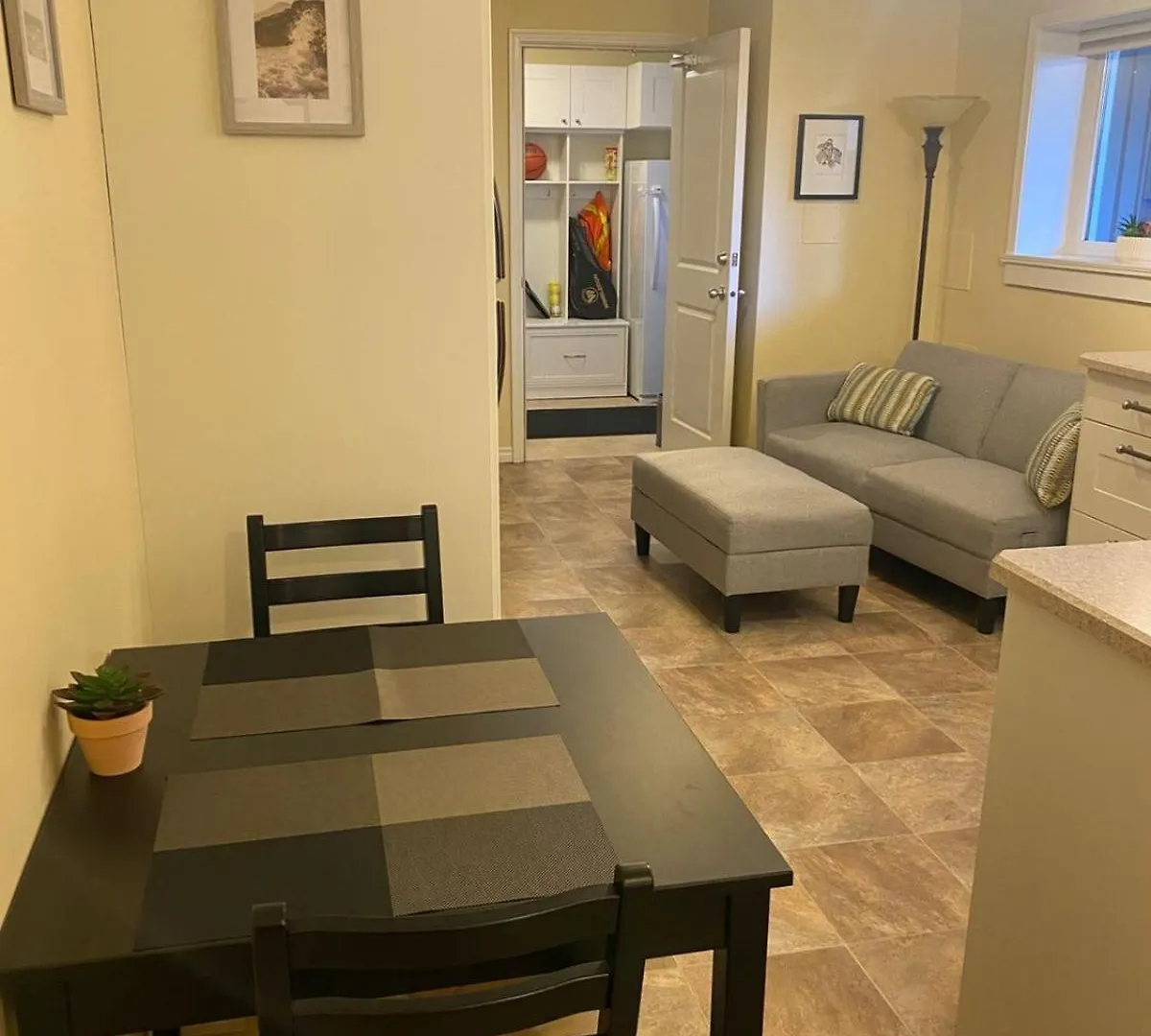 ויקטוריה Ravens Nest Cozy Lower One Bedroom Suite