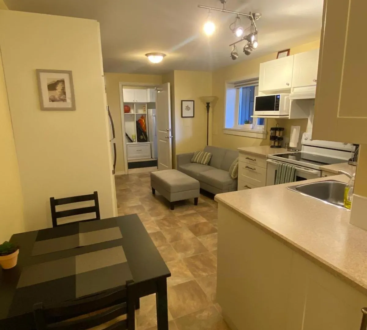 דירה ויקטוריה Ravens Nest Cozy Lower One Bedroom Suite
