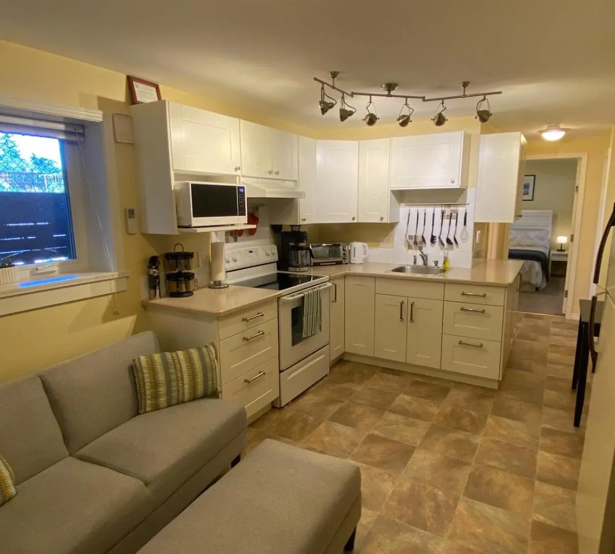 ויקטוריה Ravens Nest Cozy Lower One Bedroom Suite